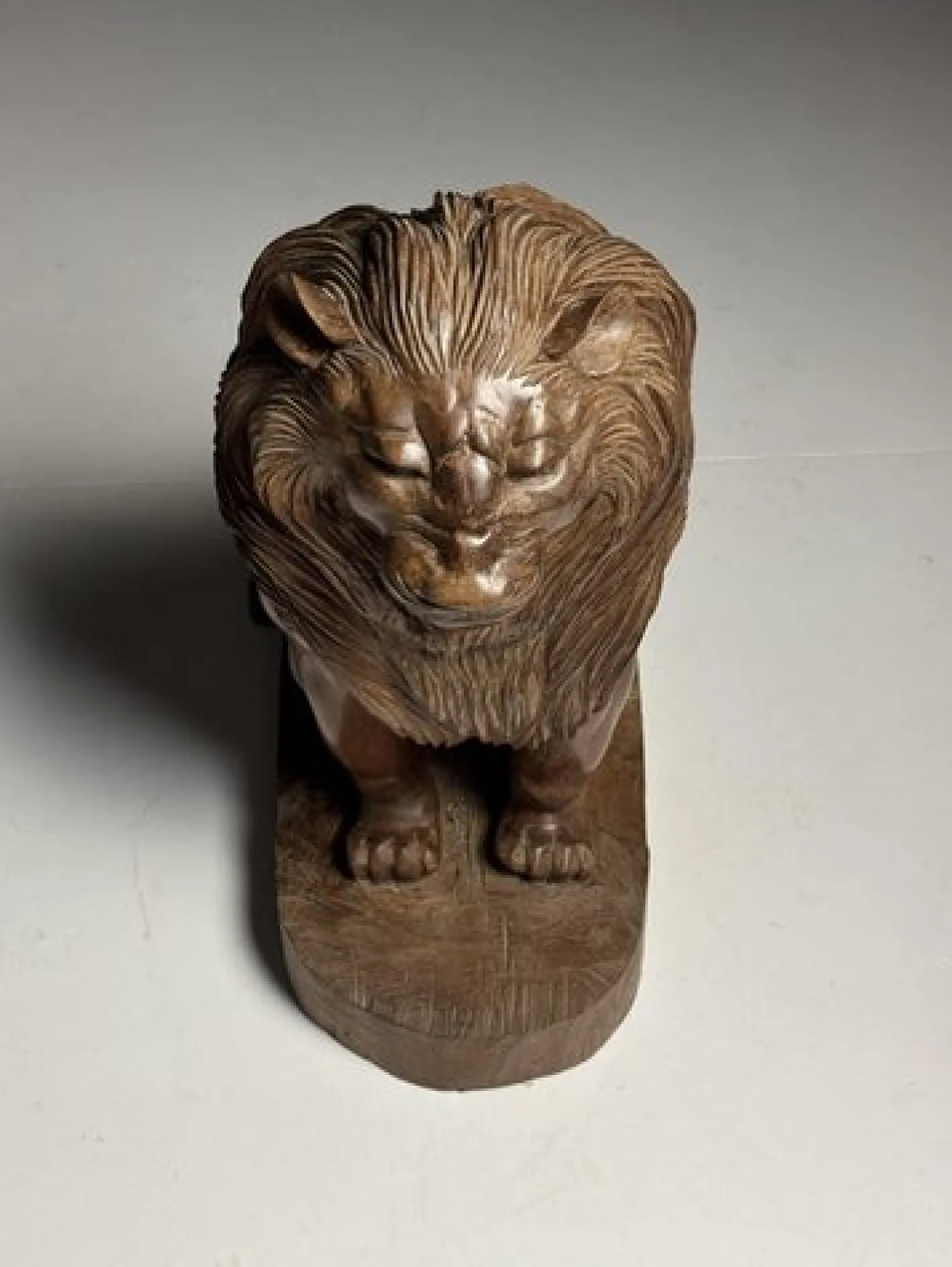 Asiatische Löwenstatue aus geschnitztem Holz