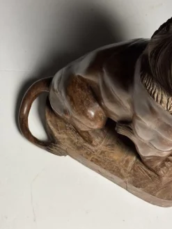 Asiatische Löwenstatue aus geschnitztem Holz