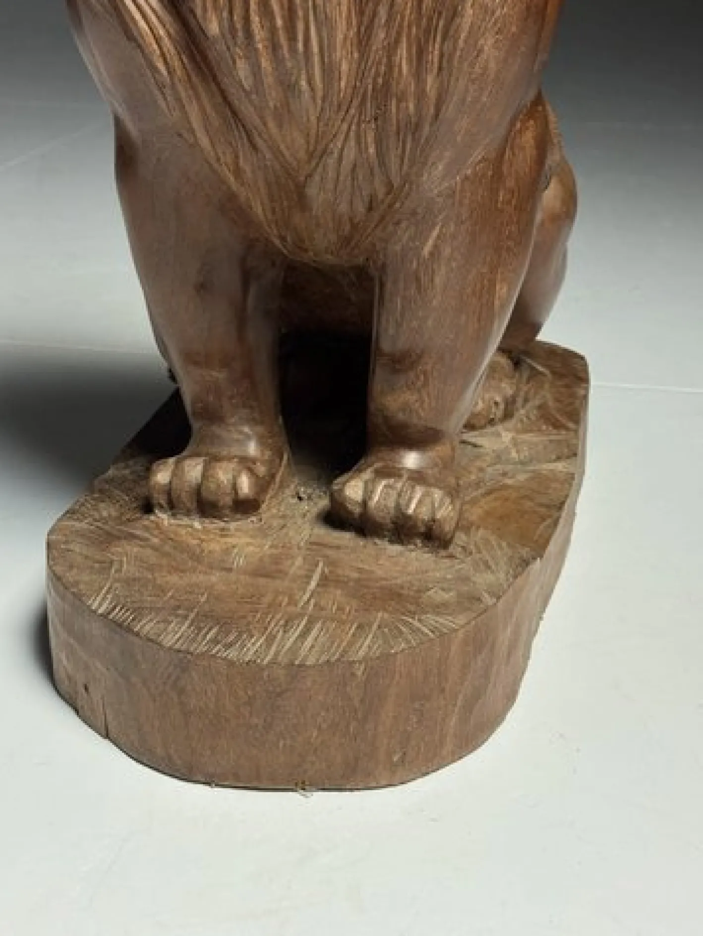 Asiatische Löwenstatue aus geschnitztem Holz