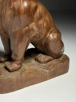 Asiatische Löwenstatue aus geschnitztem Holz