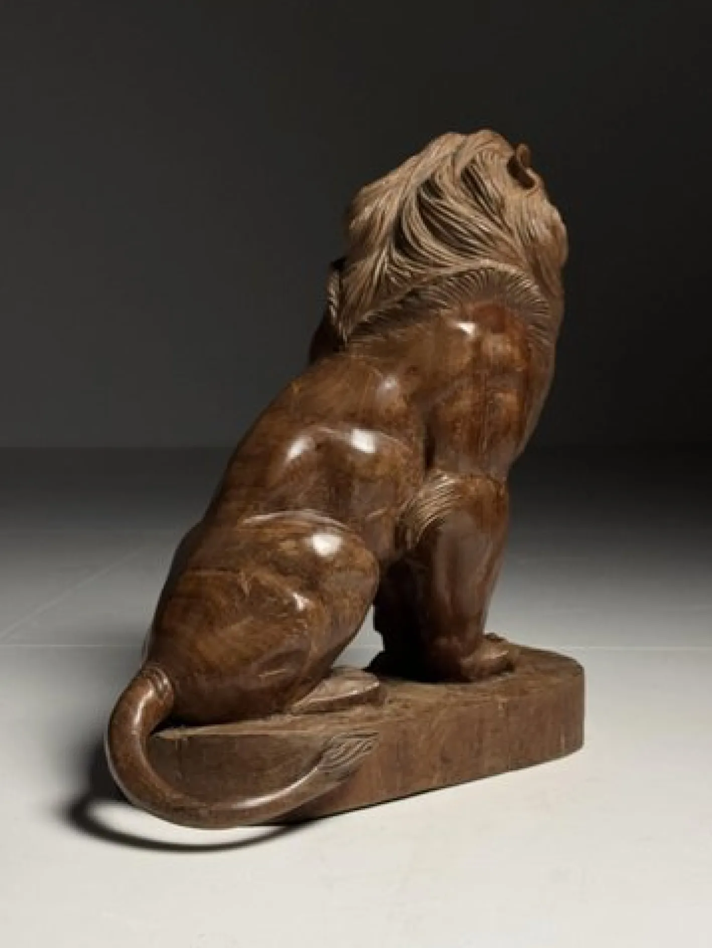 Asiatische Löwenstatue aus geschnitztem Holz