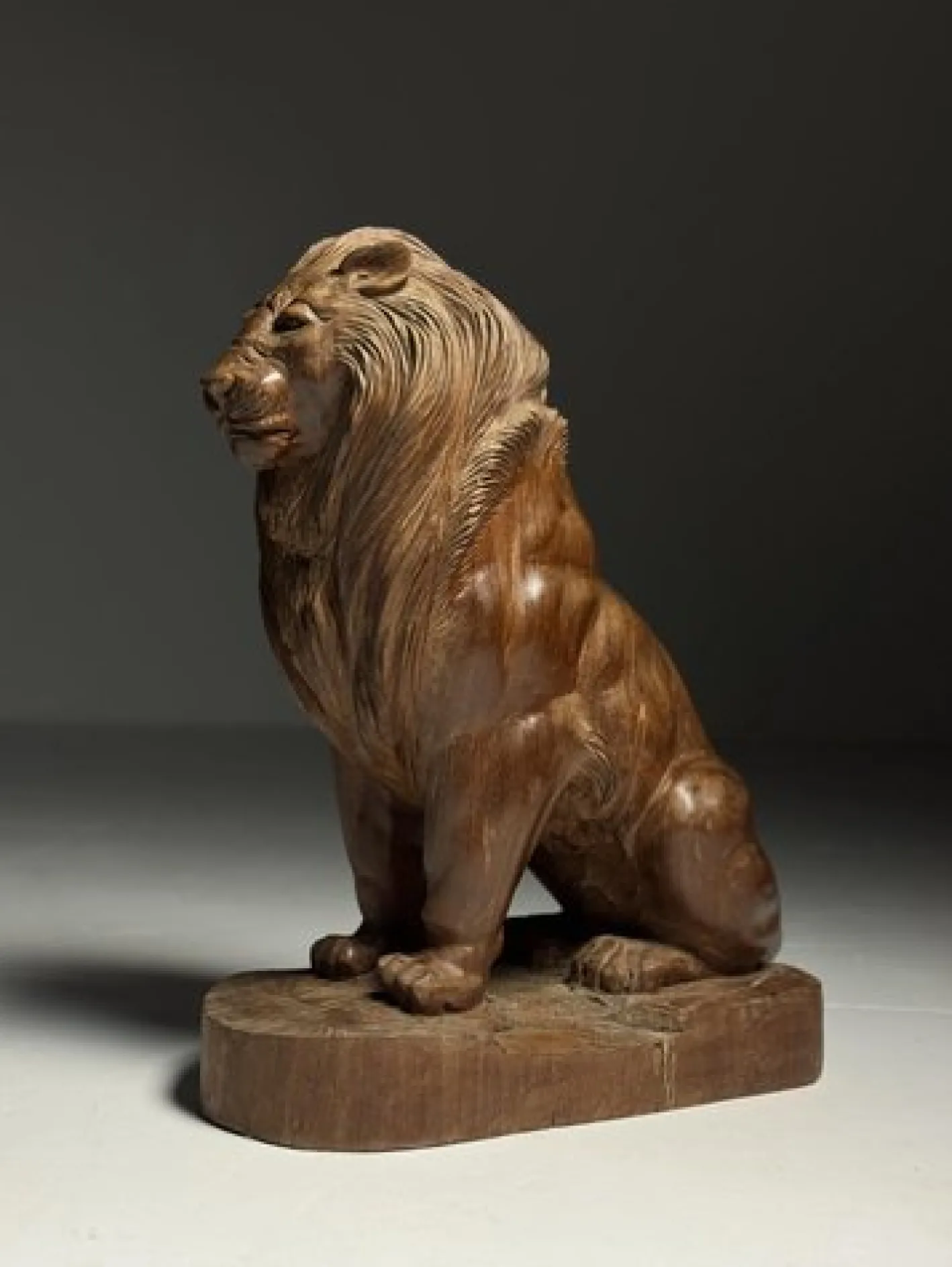 Asiatische Löwenstatue aus geschnitztem Holz