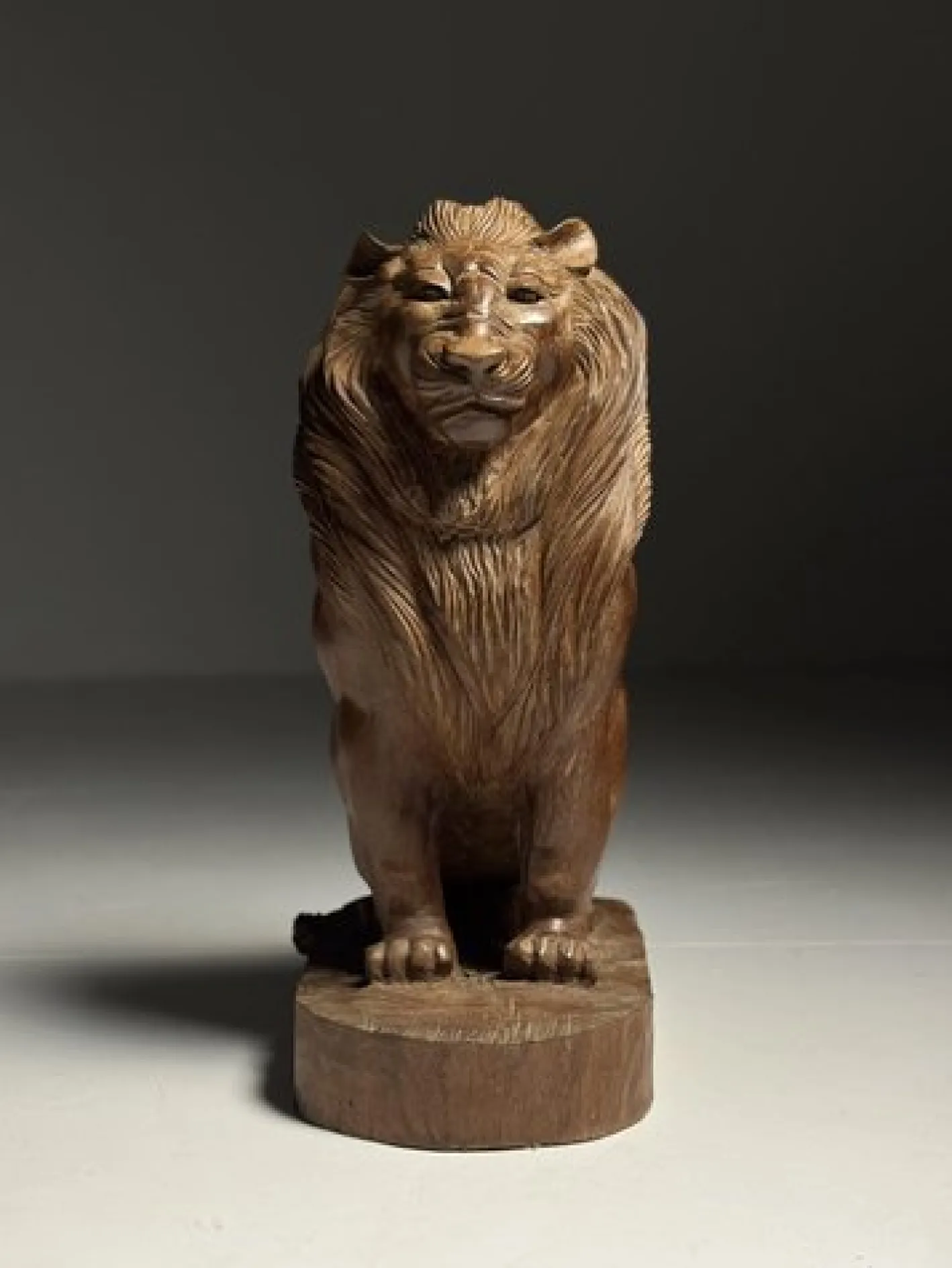 Asiatische Löwenstatue aus geschnitztem Holz