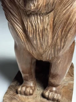 Asiatische Löwenstatue aus geschnitztem Holz