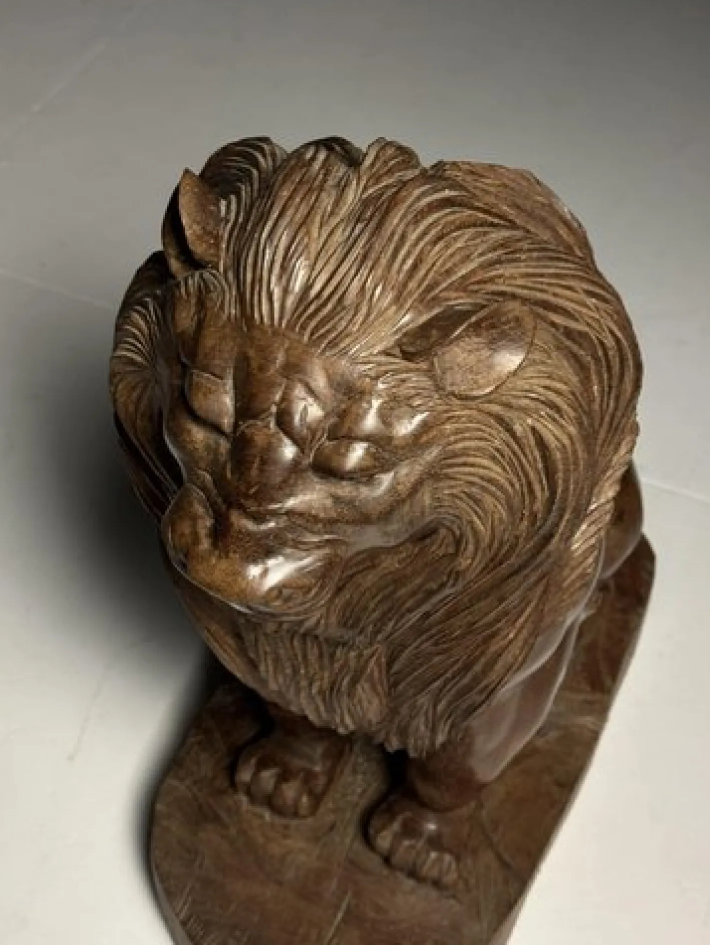 Asiatische Löwenstatue aus geschnitztem Holz