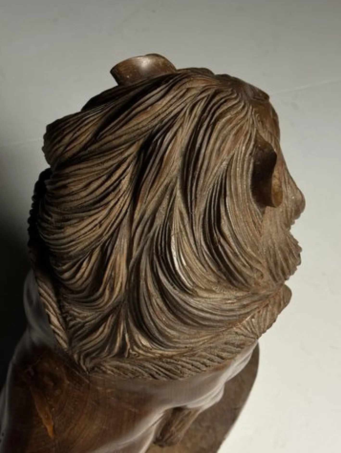 Asiatische Löwenstatue aus geschnitztem Holz