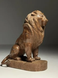 Asiatische Löwenstatue aus geschnitztem Holz