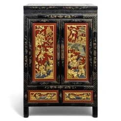 Asiatischer Schrank mit polychromen geschnitzten Paneelen