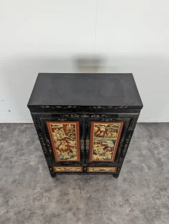 Asiatischer Schrank mit polychromen geschnitzten Paneelen