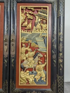 Asiatischer Schrank mit polychromen geschnitzten Paneelen