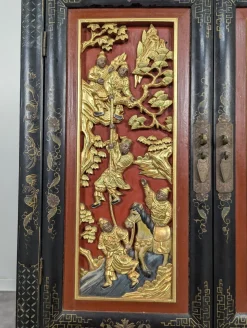 Asiatischer Schrank mit polychromen geschnitzten Paneelen