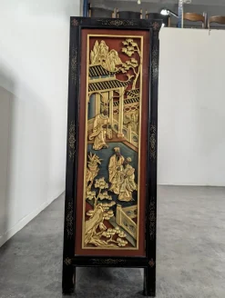 Asiatischer Schrank mit polychromen geschnitzten Paneelen