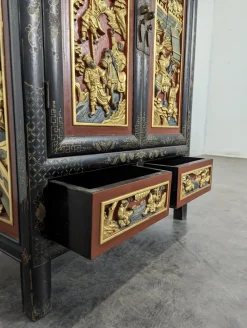 Asiatischer Schrank mit polychromen geschnitzten Paneelen
