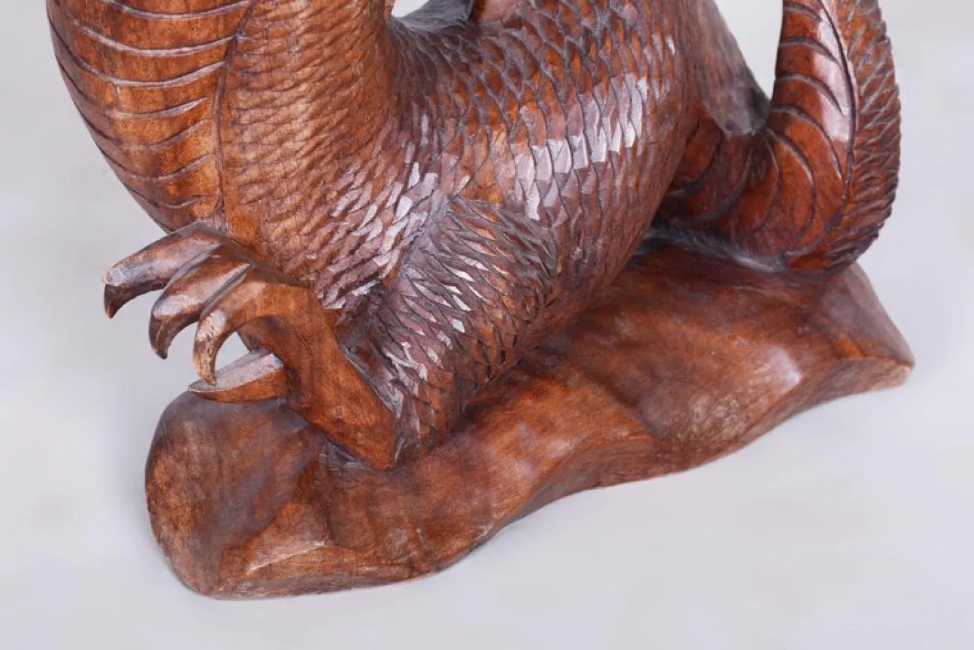 Asiatische Vintage Statue aus lackiertem Holz, 1930er