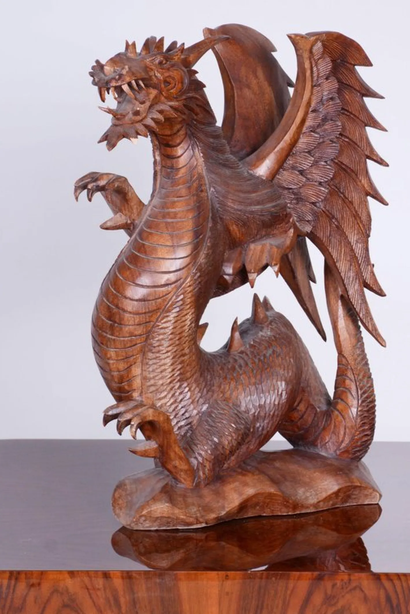 Asiatische Vintage Statue aus lackiertem Holz, 1930er