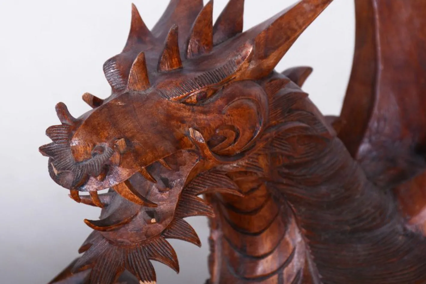 Asiatische Vintage Statue aus lackiertem Holz, 1930er