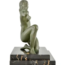 A. Soleau, Kniender Art Deco Akt mit Obstkorb, 1930, Bronze mit Marmorsockel