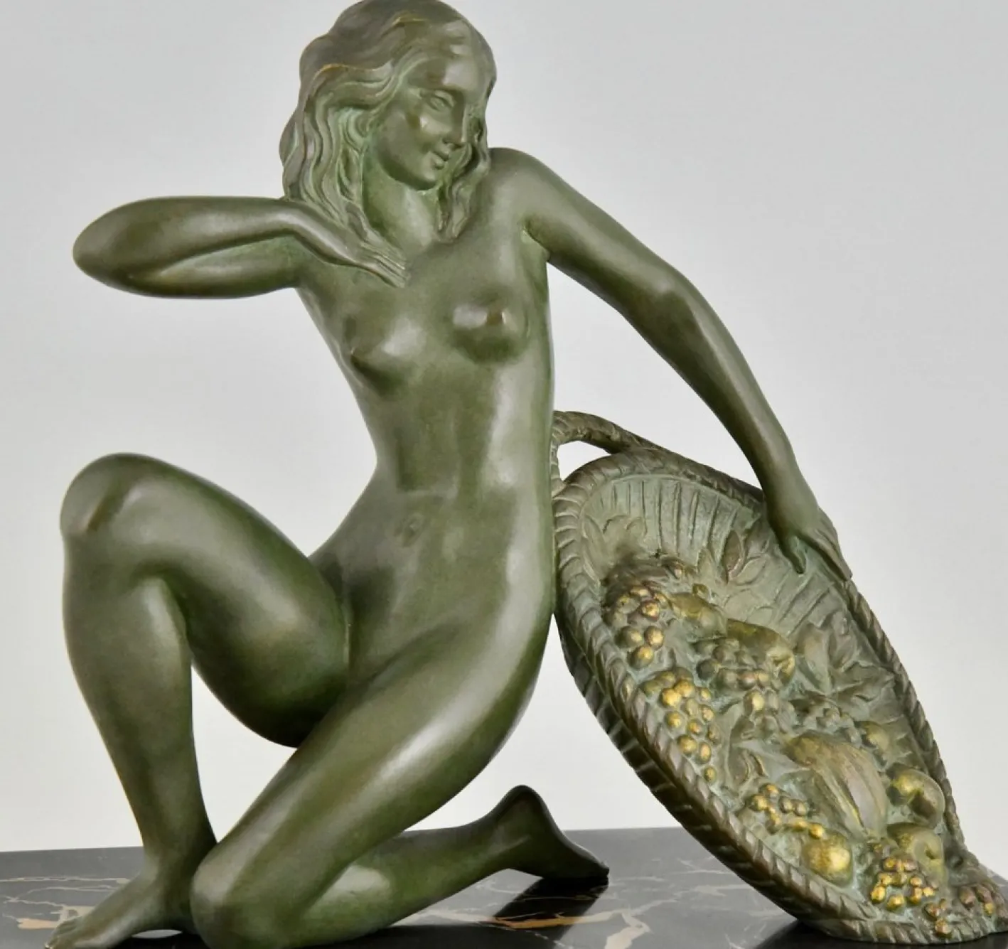A. Soleau, Kniender Art Deco Akt mit Obstkorb, 1930, Bronze mit Marmorsockel