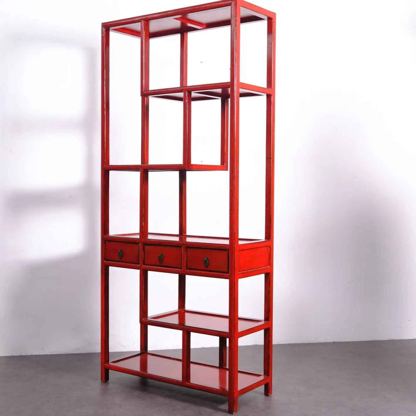 Asymmetrisches chinesisches Bücherregal in Rotem Lack