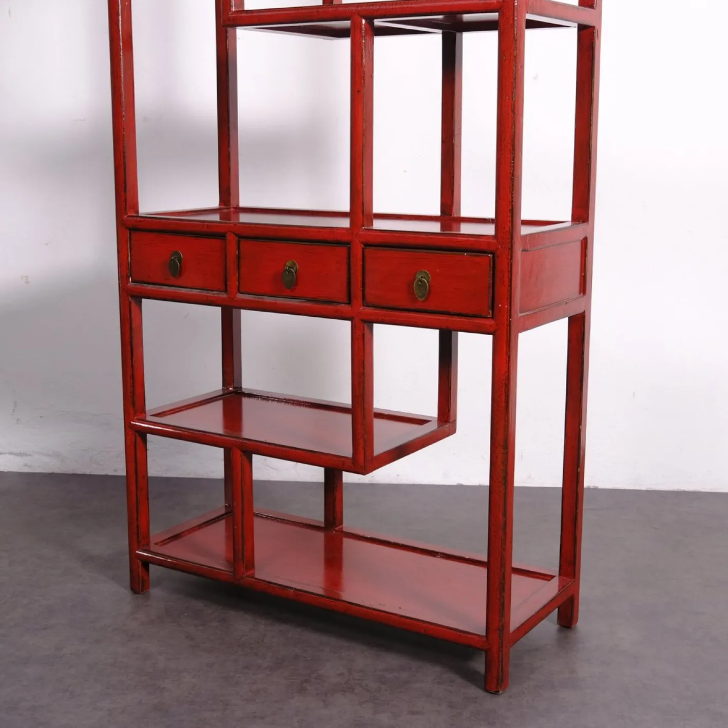 Asymmetrisches chinesisches Bücherregal in Rotem Lack