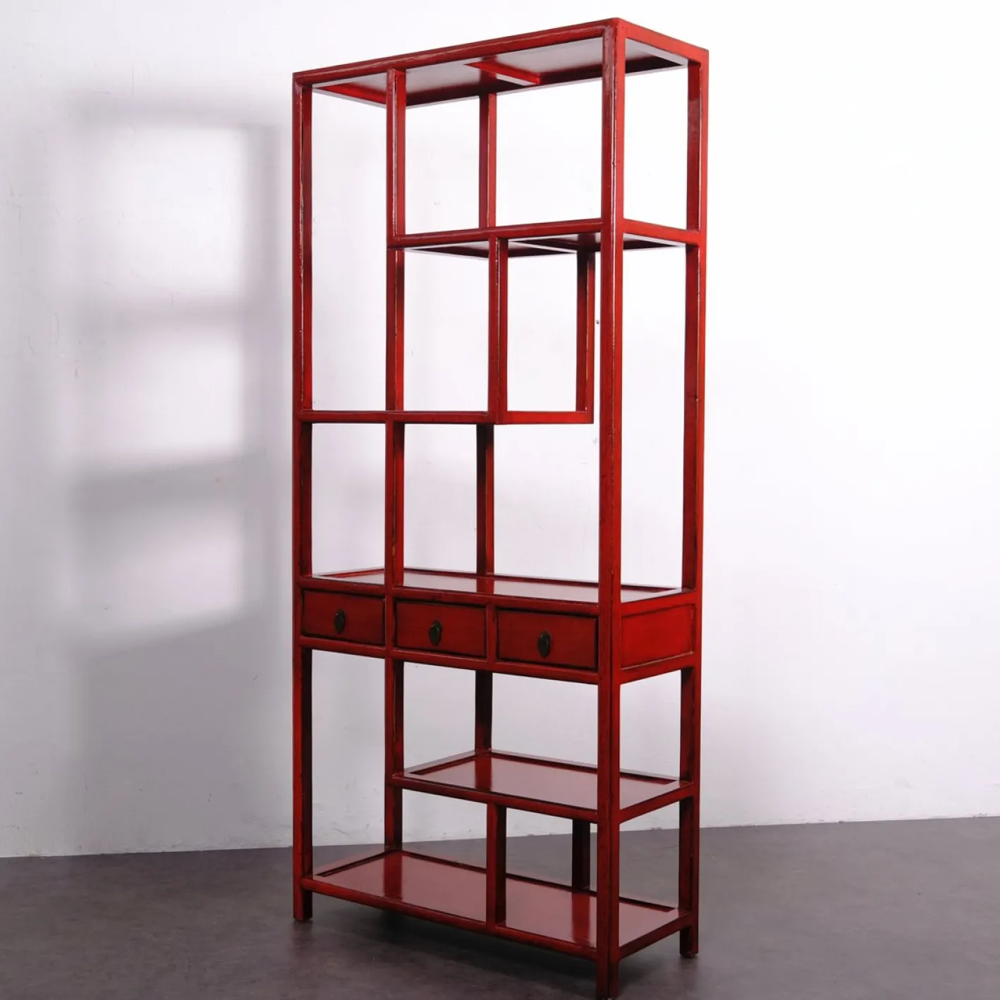 Asymmetrisches chinesisches Bücherregal in Rotem Lack