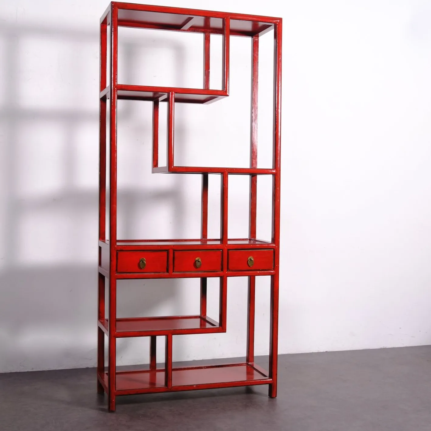Asymmetrisches chinesisches Bücherregal in Rotem Lack