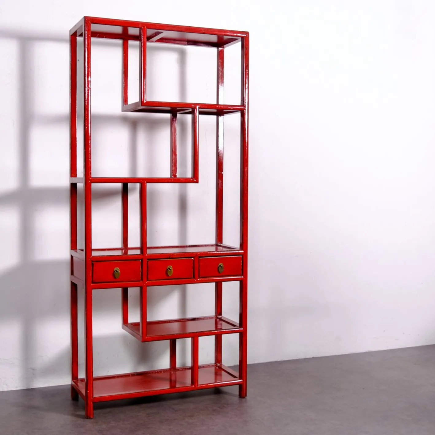 Asymmetrisches chinesisches Bücherregal in Rotem Lack