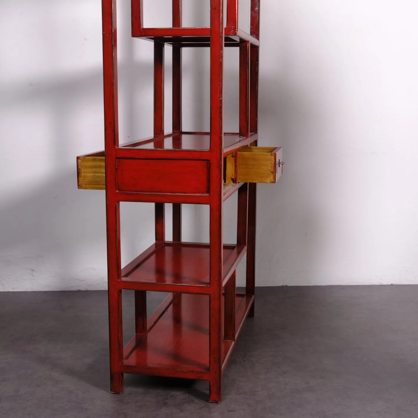 Asymmetrisches chinesisches Bücherregal in Rotem Lack