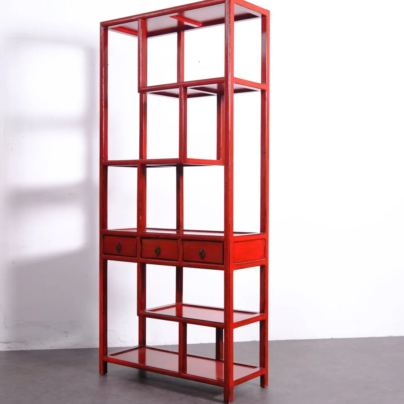 Asymmetrisches chinesisches Bücherregal in Rotem Lack