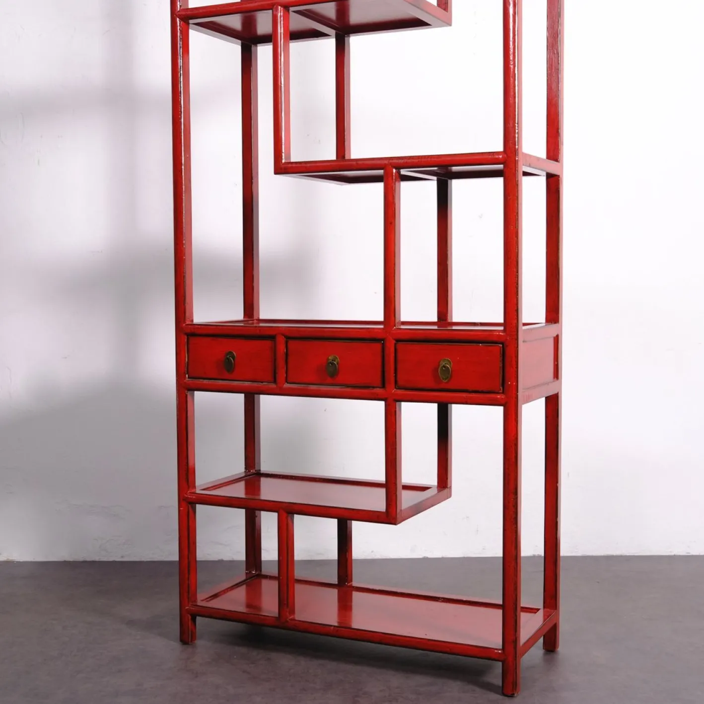 Asymmetrisches chinesisches Bücherregal in Rotem Lack