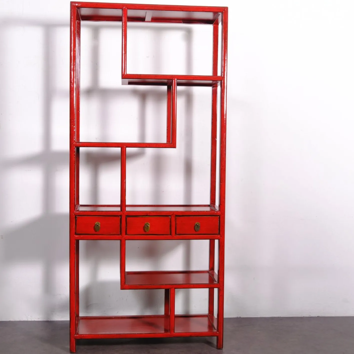 Asymmetrisches chinesisches Bücherregal in Rotem Lack
