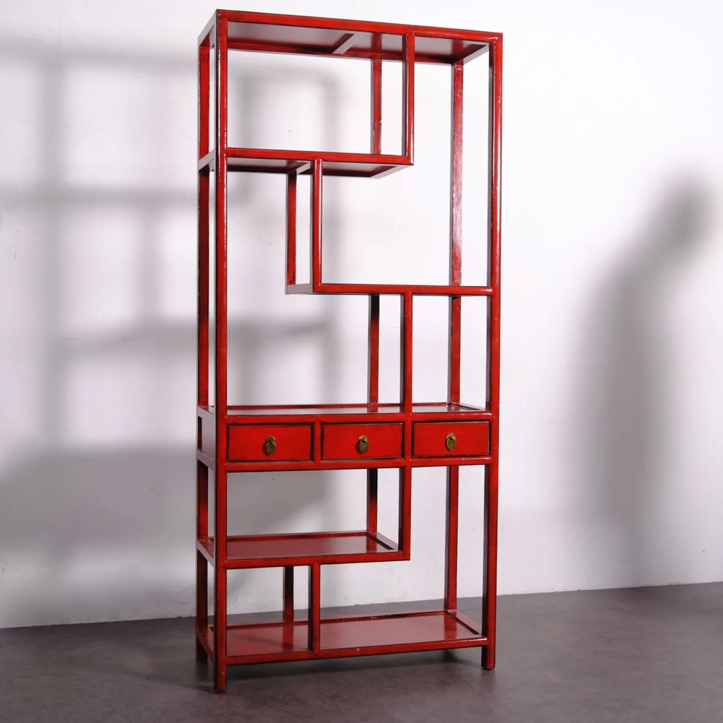 Asymmetrisches chinesisches Bücherregal in Rotem Lack