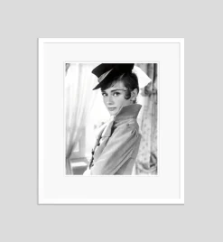 Audrey Hepburn Archival Pigment Print in Weiß gerahmt