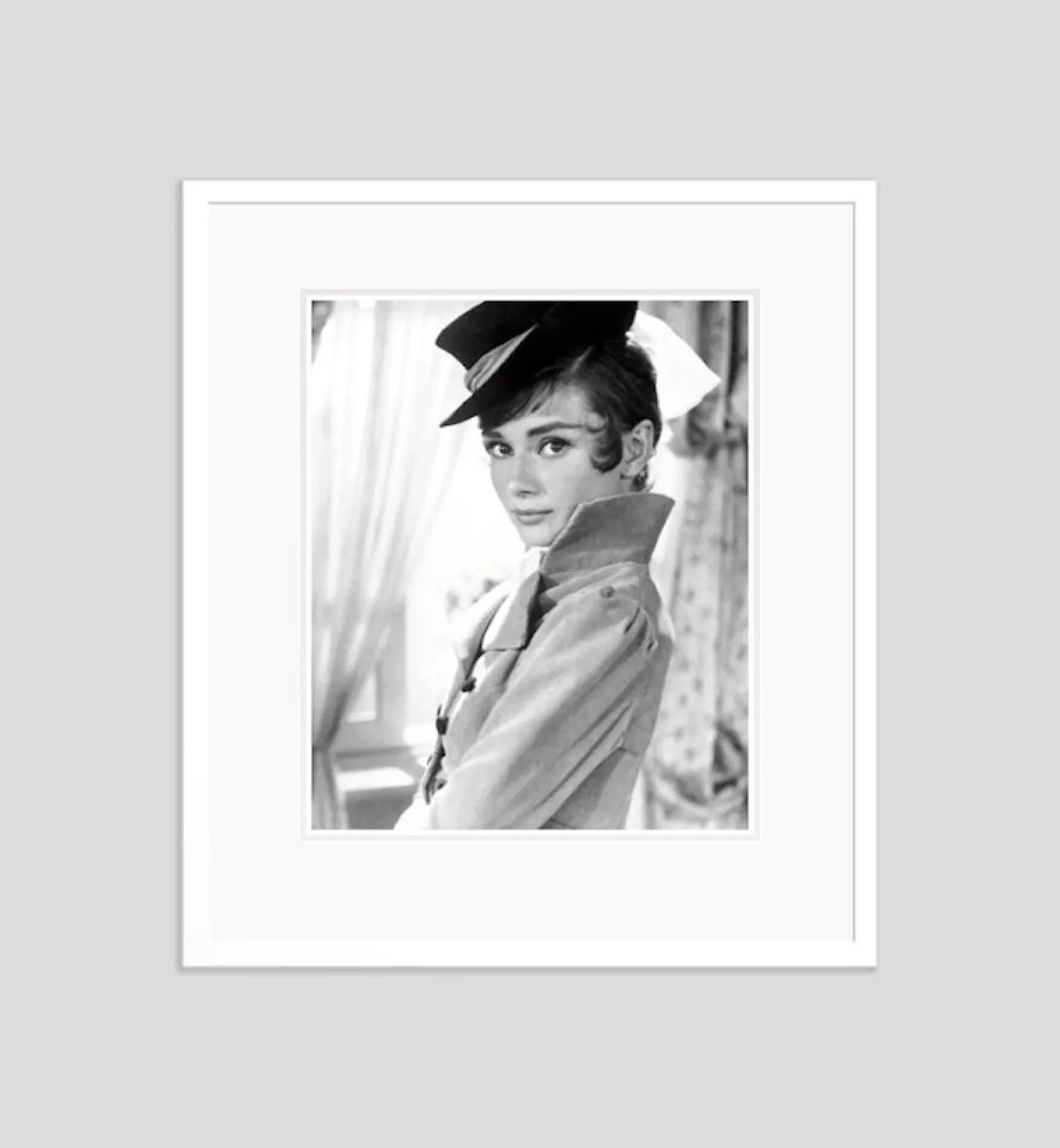 Audrey Hepburn Archival Pigment Print in Weiß gerahmt
