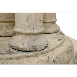 Außenbecken aus gemeißeltem Stein mit Kolonnade