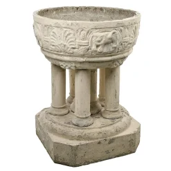 Außenbecken aus gemeißeltem Stein mit Kolonnade