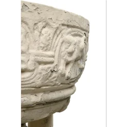 Außenbecken aus gemeißeltem Stein mit Kolonnade