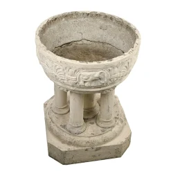 Außenbecken aus gemeißeltem Stein mit Kolonnade