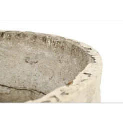 Außenbecken aus gemeißeltem Stein mit Kolonnade