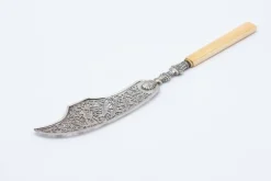 Ausgeschnittenes silbernes Fischmesser mit Gravur auf der Klinge