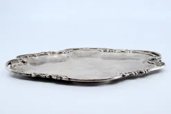 Ausgeschnittenes Silbertablett mit Reliefs und Friesen