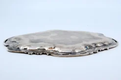 Ausgeschnittenes Silbertablett mit Reliefs und Friesen