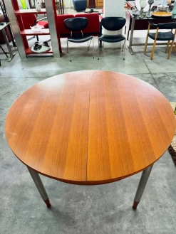Ausziehbarer runder Tisch mit Tischplatte und Füßen aus Teak und satinierten Metallbeinen, 1960er