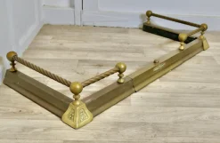 Ausziehbarer viktorianischer Barley Twist Fender aus Messing, 1890er