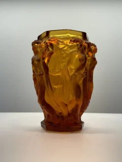 Bacchantes Vase aus Milchglas von Lalique