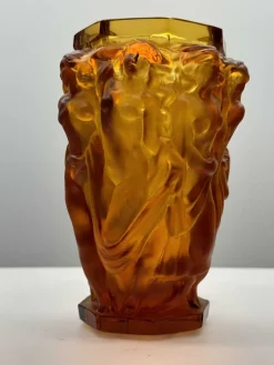 Bacchantes Vase aus Milchglas von Lalique