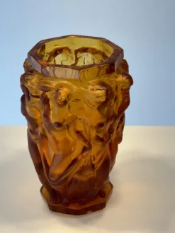 Bacchantes Vase aus Milchglas von Lalique