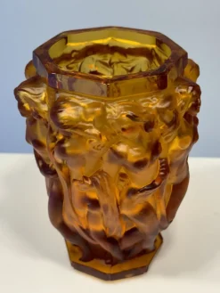 Bacchantes Vase aus Milchglas von Lalique