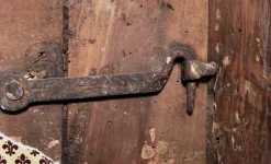 Barocker italienischer piemontesischer Kleiderschrank aus Nussholz, 18. Jh