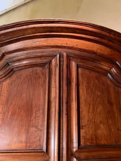 Barocker italienischer piemontesischer Kleiderschrank aus Nussholz, 18. Jh